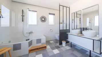 Douche, sèche-cheveux, serviettes fournies