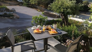 Una mesa al aire libre con vistas a un paisaje natural.