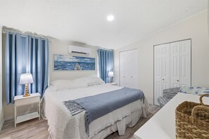 Iron/ironing board, WiFi, bed sheets - Cozy 2-bedroom mobile home in cool Fort Myers Beach with AC (Fort Myers Beach)