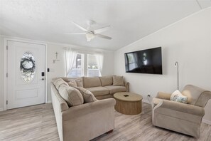Living area - Cozy 2-bedroom mobile home in cool Fort Myers Beach with AC (Fort Myers Beach)