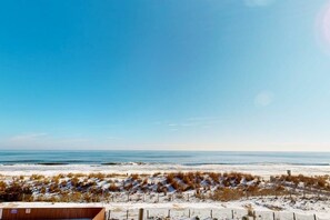 På stranden