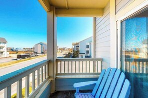 Property grounds - Sunny Condo w/Private Balcony, Free WiFi, Shared Pools, Tennis Court, and A/C (Ocean City)
