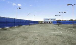 Sports court - Family-friendly condo with beach access, pools, covered deck, W/D & AC (Ocean City)