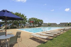 Pool - Family-friendly condo with beach access, pools, covered deck, W/D & AC (Ocean City)
