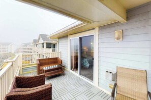 Property grounds - Sunny condo w/balcony, water views, shared outdoor pool + kiddie pool (Ocean City)