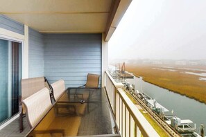 Outdoor dining - Sunny condo w/balcony, water views, shared outdoor pool + kiddie pool (Ocean City)