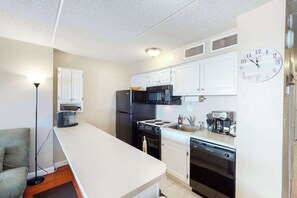 Fridge, microwave, oven, stovetop - Convenient Vacation Retreat in Oceanfront Building w/Shared Pool, Free WiFi (Ocean City)