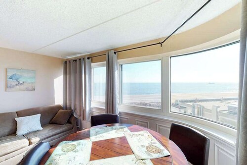 Convenient Vacation Retreat in Oceanfront Building w/Shared Pool, Free WiFi