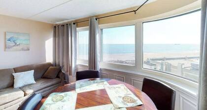 Convenient Vacation Retreat in Oceanfront Building w/Shared Pool, Free WiFi