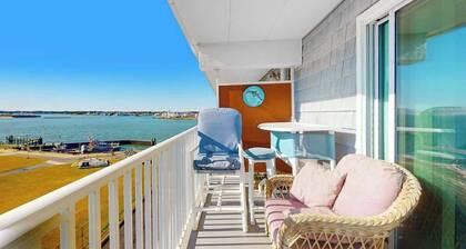 Comfortable and Ideally Located Home in Bayfront Complex w/Shared Pool, WiFi