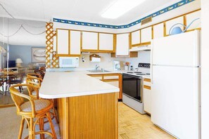 Fridge, microwave, oven, stovetop - Comfortable and Ideally Located Home in Bayfront Complex w/Shared Pool, WiFi (Ocean City)
