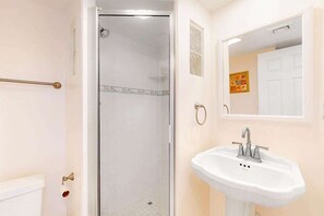 Een douche, handdoeken