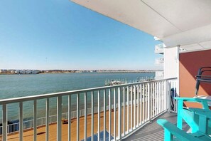 Property grounds - Terrific Suite in Bayfront Complex w/Shared Pool, Free WiFi, Central AC, Balcony (Ocean City)