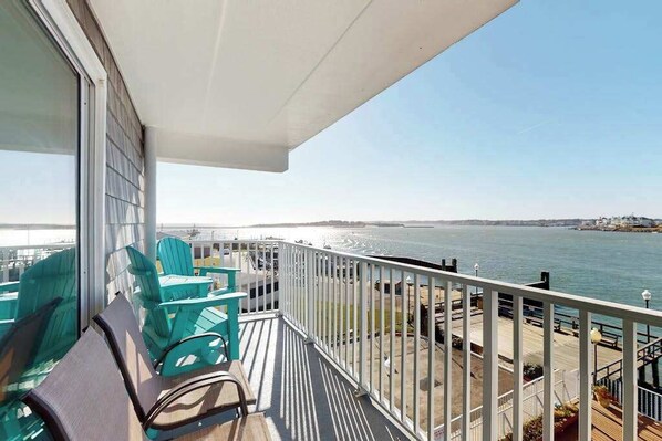 Property grounds - Terrific Suite in Bayfront Complex w/Shared Pool, Free WiFi, Central AC, Balcony (Ocean City)