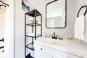 Shower, hair dryer, towels - Flamingo House (Ocean City)