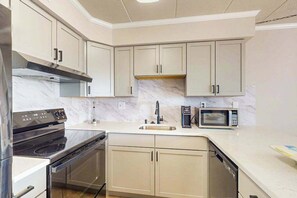 Fridge, microwave, oven, stovetop - Assateague House 108 (Ocean City)