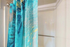 Shower, hair dryer, towels - Assateague House 108 (Ocean City)
