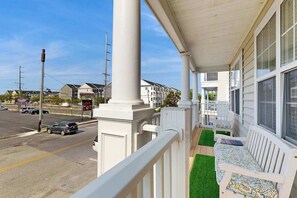 Property grounds - Spacious home with private W/D, outdoor pool & central AC (Ocean City)