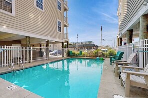 Pool - Spacious home with private W/D, outdoor pool & central AC (Ocean City)