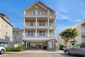 Exterior - Spacious home with private W/D, outdoor pool & central AC (Ocean City)