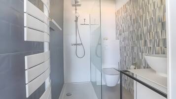 Shower, hair dryer, towels