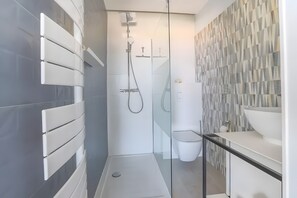 Shower, hair dryer, towels - Guest Room "Chambre Mer" with Sea View, Wi-Fi, and Air Conditioning (Palasca)