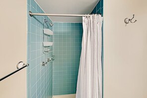 Een douche, handdoeken