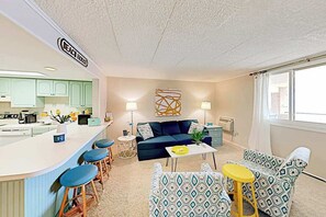 TV, offices - Updated Colonial Condo | Patio, Smart TV & Beach Gear | 200’ to Beach (Ocean City)