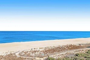 On the beach - Oceanfront condo with beach access, pool, furnished balcony, & fast WiFi (Ocean City)