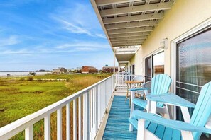 Terrace/patio - Tropical condo with pool, fast WiFi, W/D & central AC - close to beach (Ocean City)