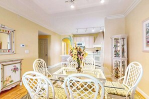 Dining - Tropical condo with pool, fast WiFi, W/D & central AC - close to beach (Ocean City)