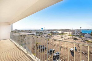 Property grounds - Bay-view 5th-floor condo with balcony, AC, indoor pool & gym - walk to beach (Ocean City)