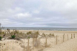 Beach nearby - Second-floor, ocean view condo with WiFi, washer/dryer, & central AC (Ocean City)