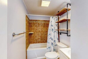 Shower - Second-floor, ocean view condo with WiFi, washer/dryer, & central AC (Ocean City)