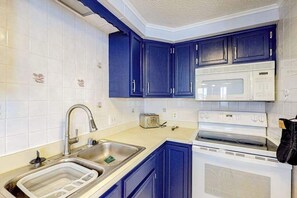 Fridge, microwave, oven, stovetop - Second-floor, ocean view condo with WiFi, washer/dryer, & central AC (Ocean City)