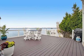 Outdoor dining - Bayfront Home with Stunning Water Views Free WiFi, Central AC & Washer/Dryer (Ocean City)