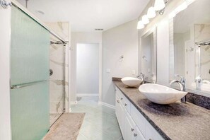 Shower, hair dryer, towels - Bayfront Home with Stunning Water Views Free WiFi, Central AC & Washer/Dryer (Ocean City)