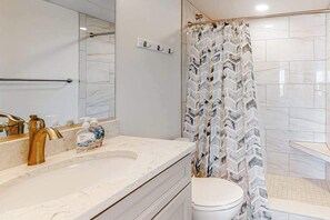 Shower, towels - Fantastic Condo Situated in Oceanfront Complex w/Shared Pool, Free WiFi, AC (Ocean City)