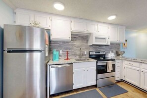 Fridge, microwave, oven, stovetop - Beachy updated condo steps from beach with fast WiFi & furnished balcony (Ocean City)