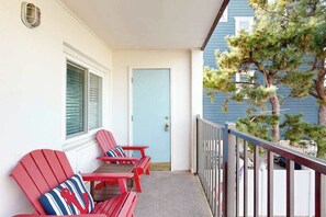 Terrace/patio - Beachy updated condo steps from beach with fast WiFi & furnished balcony (Ocean City)