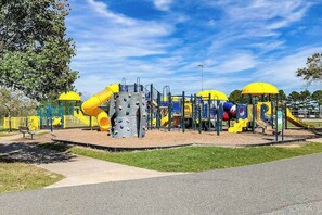 Children’s area - Beachy updated condo steps from beach with fast WiFi & furnished balcony (Ocean City)