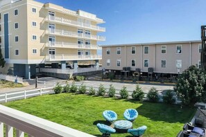 Property grounds - Beachy updated condo steps from beach with fast WiFi & furnished balcony (Ocean City)