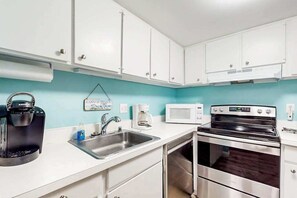 Fridge, microwave, oven, stovetop - Fountainhead Towers 506 (Ocean City)