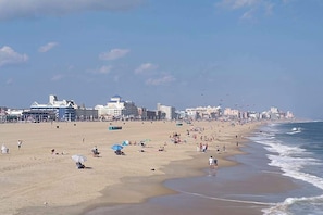 Beach nearby - Bright, sunny condo with ocean and bay views in walkable Midtown location (Ocean City)