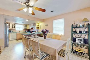 Dining - Waterfront townhouse w/drivate dock, bay views, outdoor shower (Ocean City)