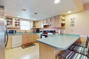 Fridge, microwave, oven, stovetop - Waterfront townhouse w/drivate dock, bay views, outdoor shower (Ocean City)