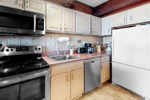 Fridge, microwave, oven, stovetop - Oceanfront Townhome w/ Multi-Level Decks, Great View, W/D & Beach Access (Ocean City)