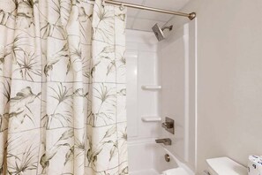 Shower, towels - Waikiki 406 (Ocean City)