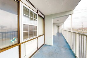 Property grounds - Comfortable studio with outdoor pool - walk to the beach (Ocean City)