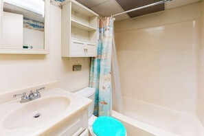 Shower, towels - Comfortable studio with outdoor pool - walk to the beach (Ocean City)